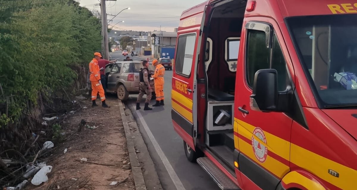 Veículo colide com poste e mobiliza Corpo de Bombeiros e Polícia Militar em Formiga