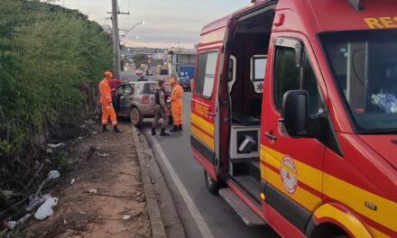 Veículo colide com poste e mobiliza Corpo de Bombeiros e Polícia Militar em Formiga