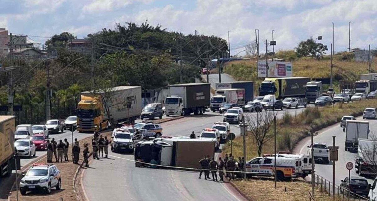 Suspeito é baleado e caminhão tomba após roubo de carga na Via Expressa, em Betim