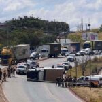 Suspeito é baleado e caminhão tomba após roubo de carga na Via Expressa, em Betim