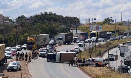 Suspeito é baleado e caminhão tomba após roubo de carga na Via Expressa, em Betim