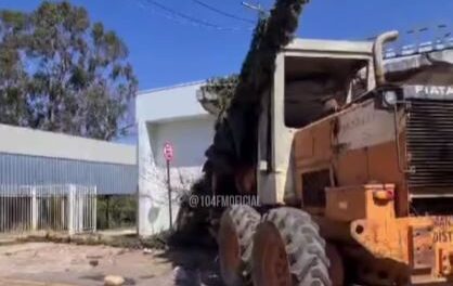 Patrol da Prefeitura de Piumhi colide com prédio da Saúde e deixa dois feridos