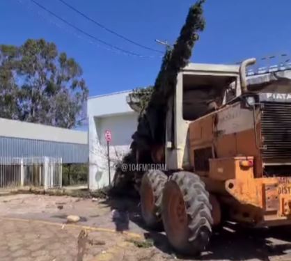 Patrol da Prefeitura de Piumhi colide com prédio da Saúde e deixa dois feridos