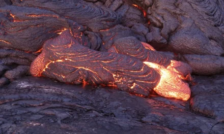 Vulcão Kracheninnikov entra em erupção após mais de quatro séculos na Rússia