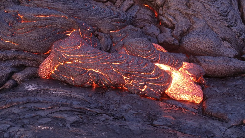 Vulcão Kracheninnikov entra em erupção após mais de quatro séculos na Rússia