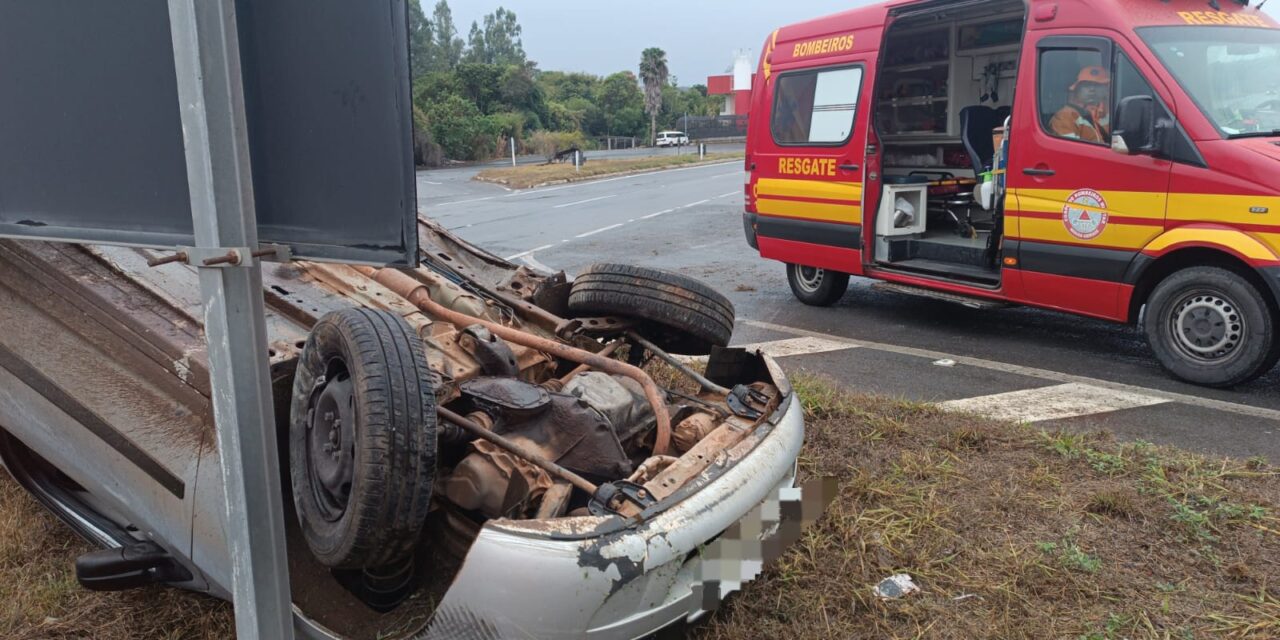 Motorista perde controle e capota veículo na MG-050 em Formiga