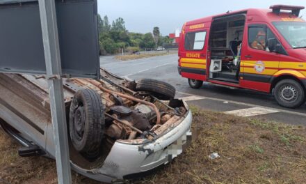 Motorista perde controle e capota veículo na MG-050 em Formiga