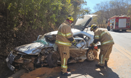Acidente com três veículos deixa um idoso morto e duas mulheres feridas na MGC-135, em Montes Claros