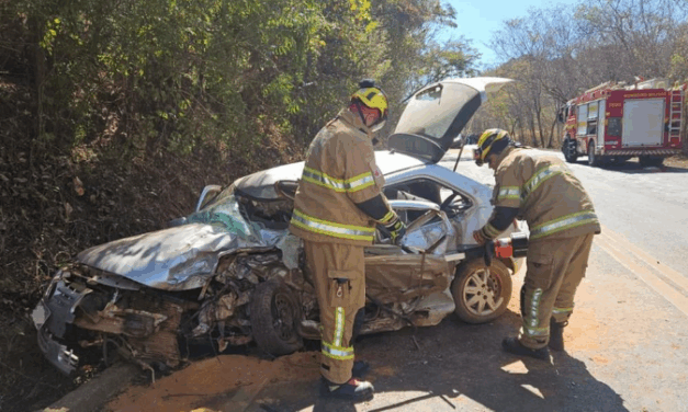 Acidente com três veículos deixa um idoso morto e duas mulheres feridas na MGC-135, em Montes Claros