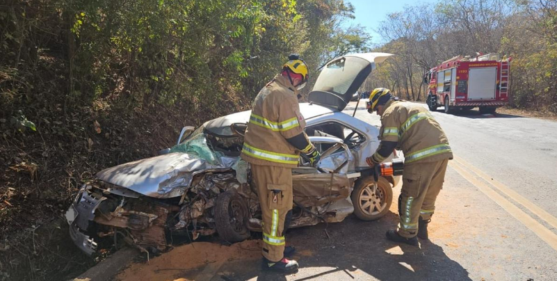 Acidente com três veículos deixa um idoso morto e duas mulheres feridas na MGC-135, em Montes Claros