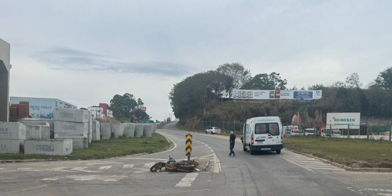 Acidente entre moto e ambulância é registrado no trevo de acesso à Formiga