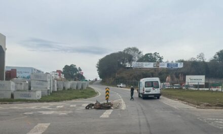 Acidente entre moto e ambulância é registrado no trevo de acesso à Formiga