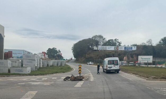 Acidente entre moto e ambulância é registrado no trevo de acesso à Formiga