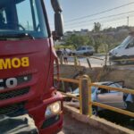Veículo cai em avenida sanitária em Arcos