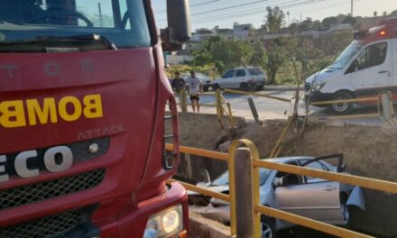 Veículo cai em avenida sanitária em Arcos