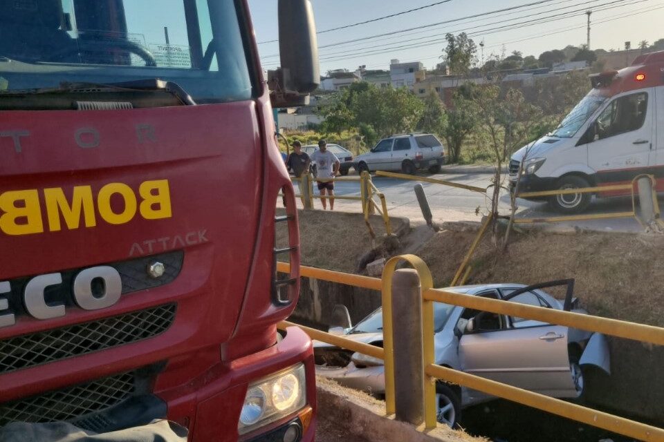 Veículo cai em avenida sanitária em Arcos