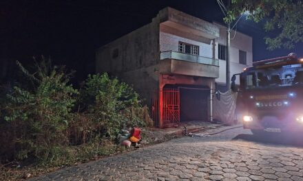 Incêndio atinge residência no bairro Vila Nirmatelle, em Formiga