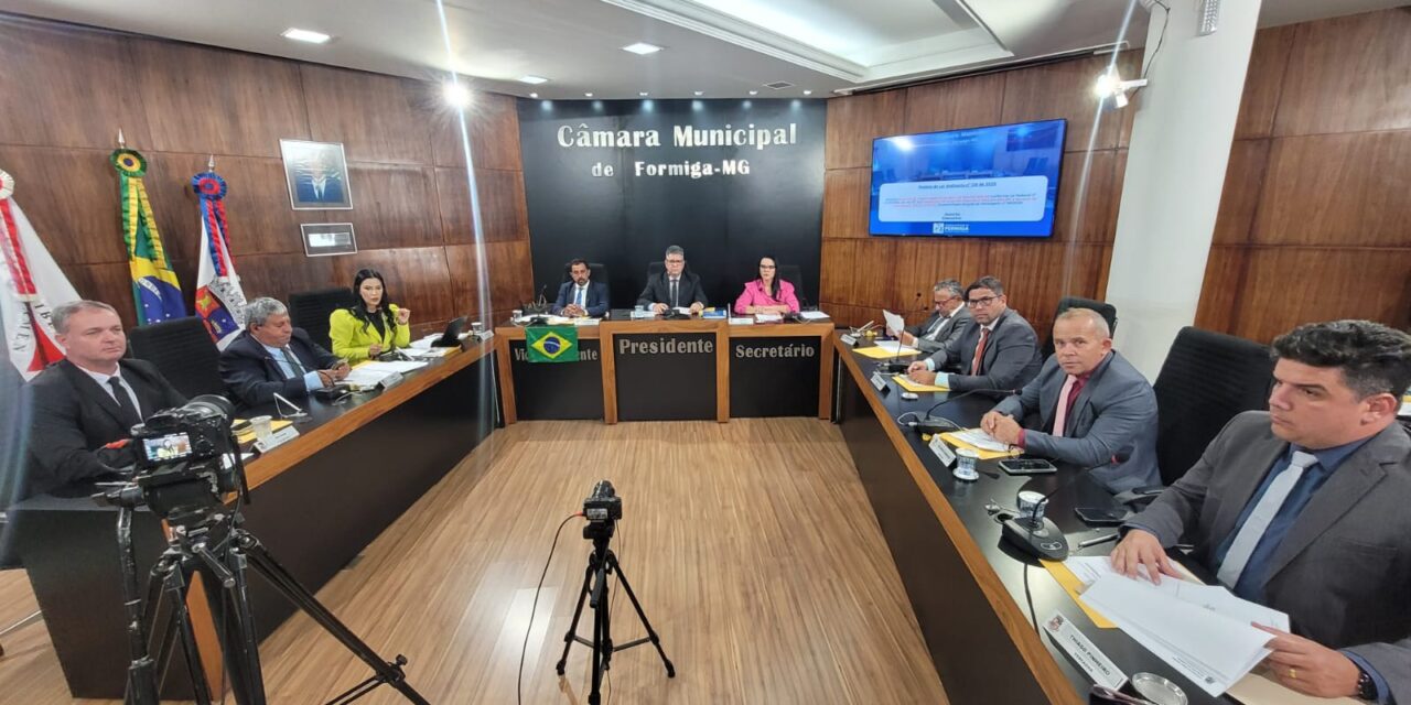 Câmara de Formiga derruba vetos de projetos sobre contas de água e dedetização de cemitérios