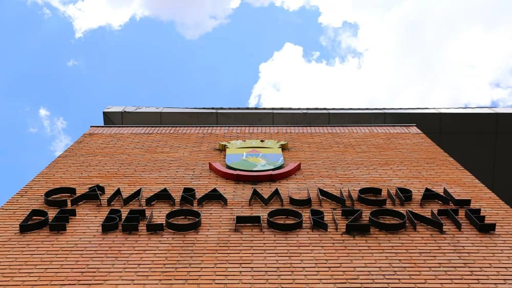 Projeto que autoriza segurança armada em escolas de BH avança na Câmara Municipal
