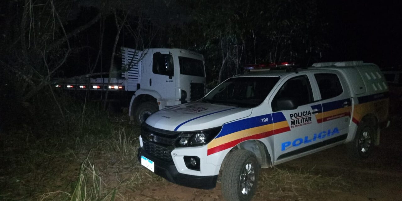 PM apreende caminhão utilizado em furto de trilhos de trem em Formiga