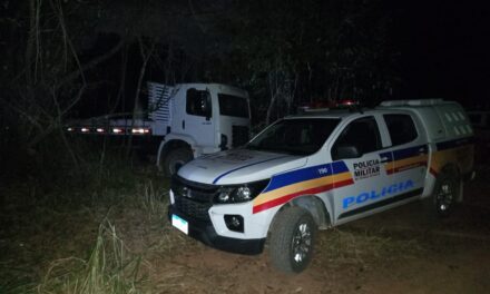 PM apreende caminhão utilizado em furto de trilhos de trem em Formiga