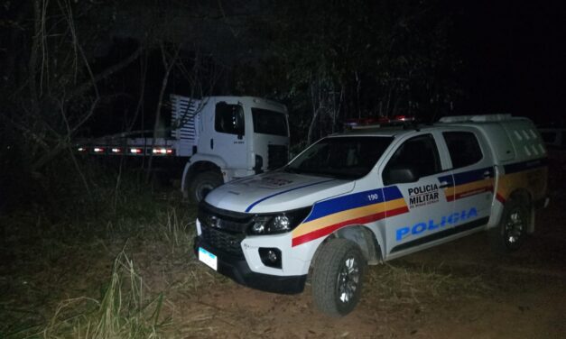 PM apreende caminhão utilizado em furto de trilhos de trem em Formiga