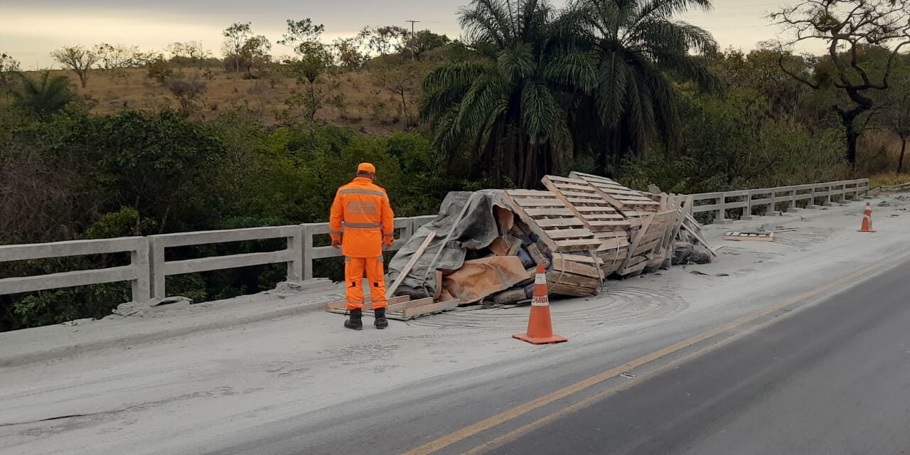 Carga desprende de carreta e cai na margem do rio Formiga na BR-354