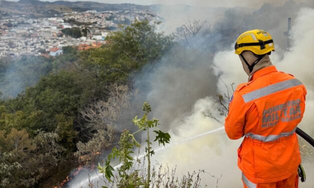 Incêndio em vegetação ameaça casas no bairro São Benedito, em Campo Belo