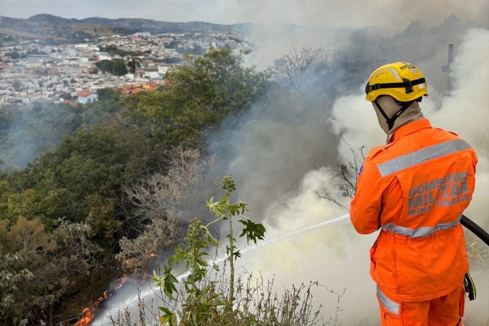 Incêndio em vegetação ameaça casas no bairro São Benedito, em Campo Belo