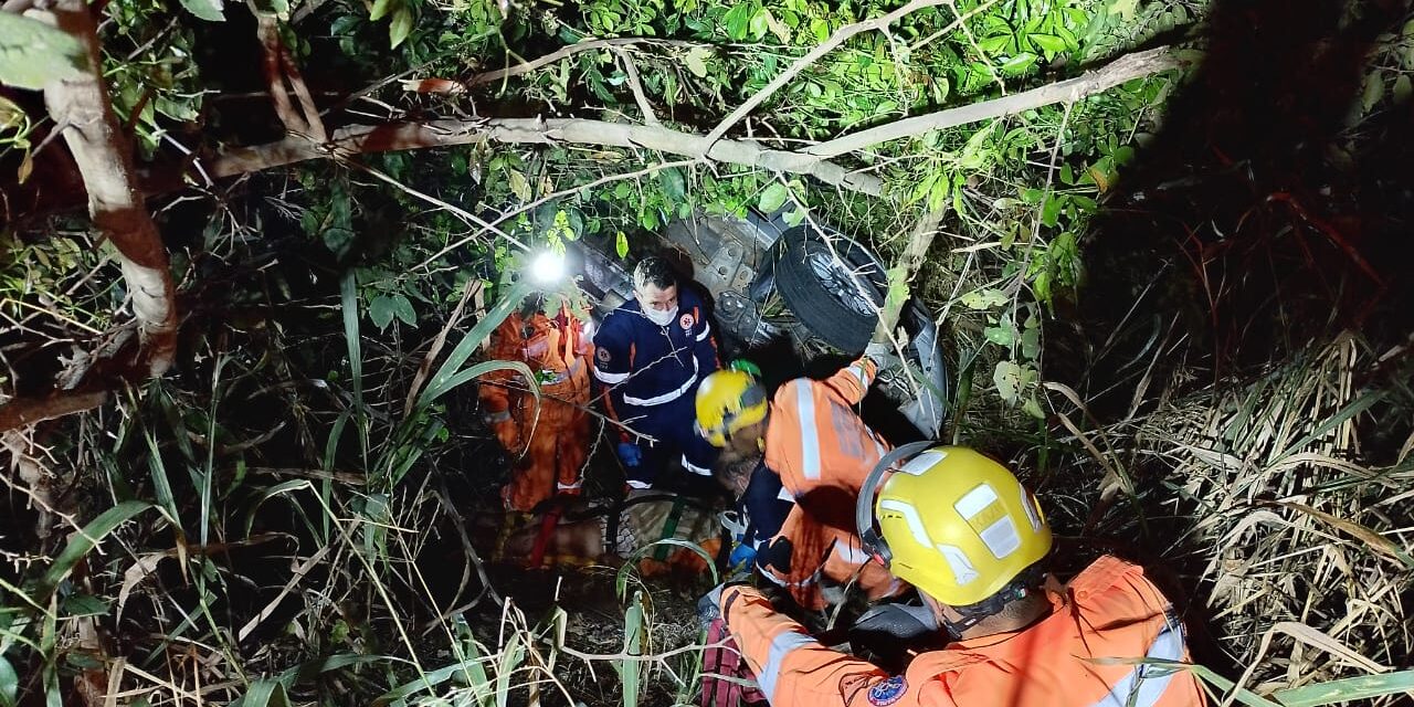 Capotamento na MG-050 mobiliza Bombeiros e SAMU em Formiga