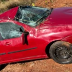 Motorista fica ferido após evitar colisão e capotar carro em Pará de Minas