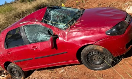 Motorista fica ferido após evitar colisão e capotar carro em Pará de Minas