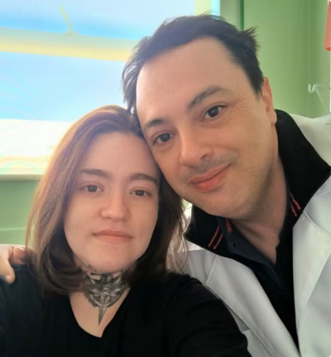 Jovem com “a pior dor do mundo” compartilha que novo tratamento não trouxe melhora