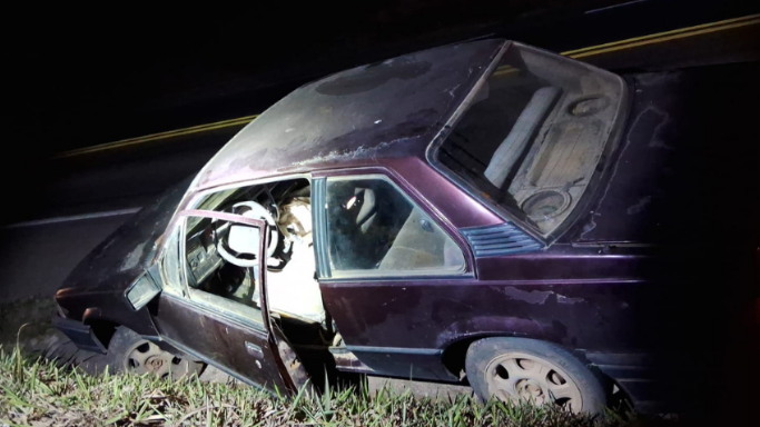 Condutor embriagado bate em barranco e é preso na MG-050, em Divinópolis