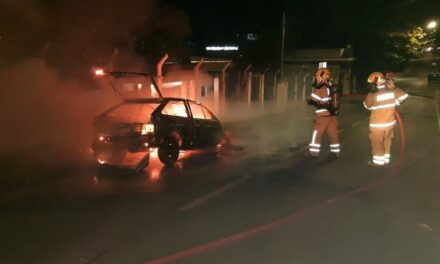 Carro foi consumido por incêndio, em Campo Belo