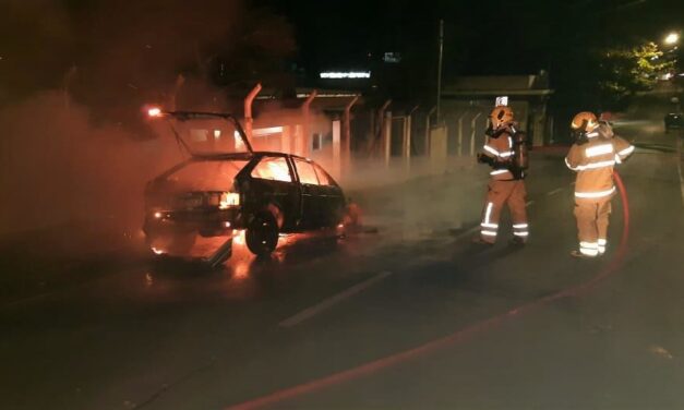 Carro foi consumido por incêndio, em Campo Belo