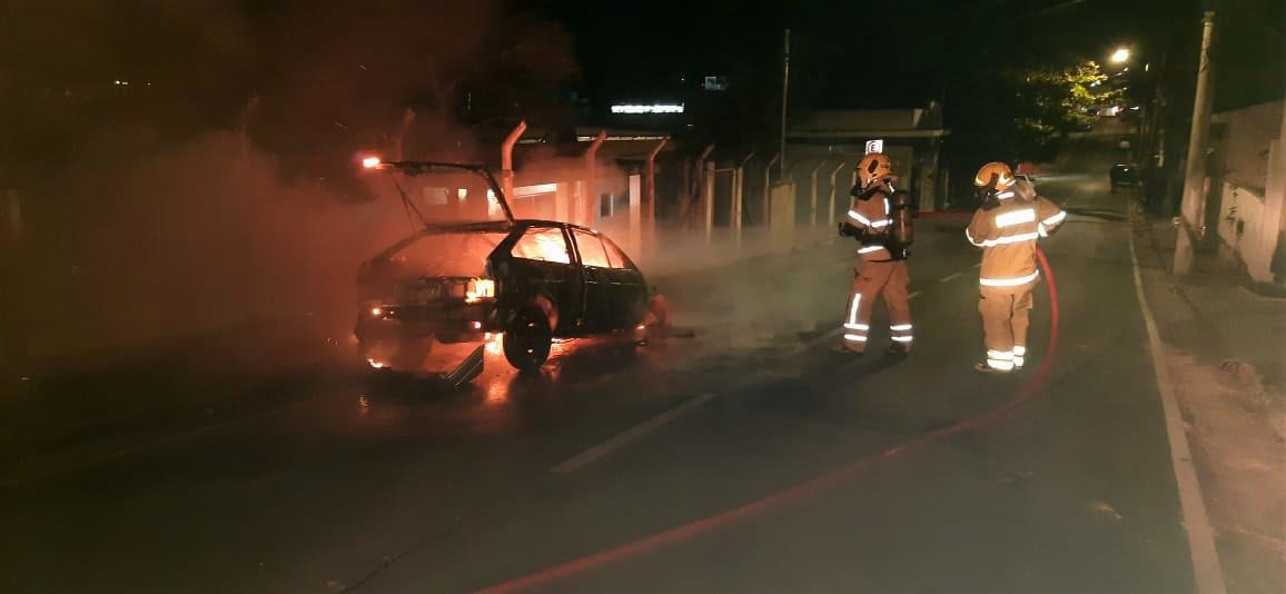 Carro foi consumido por incêndio, em Campo Belo