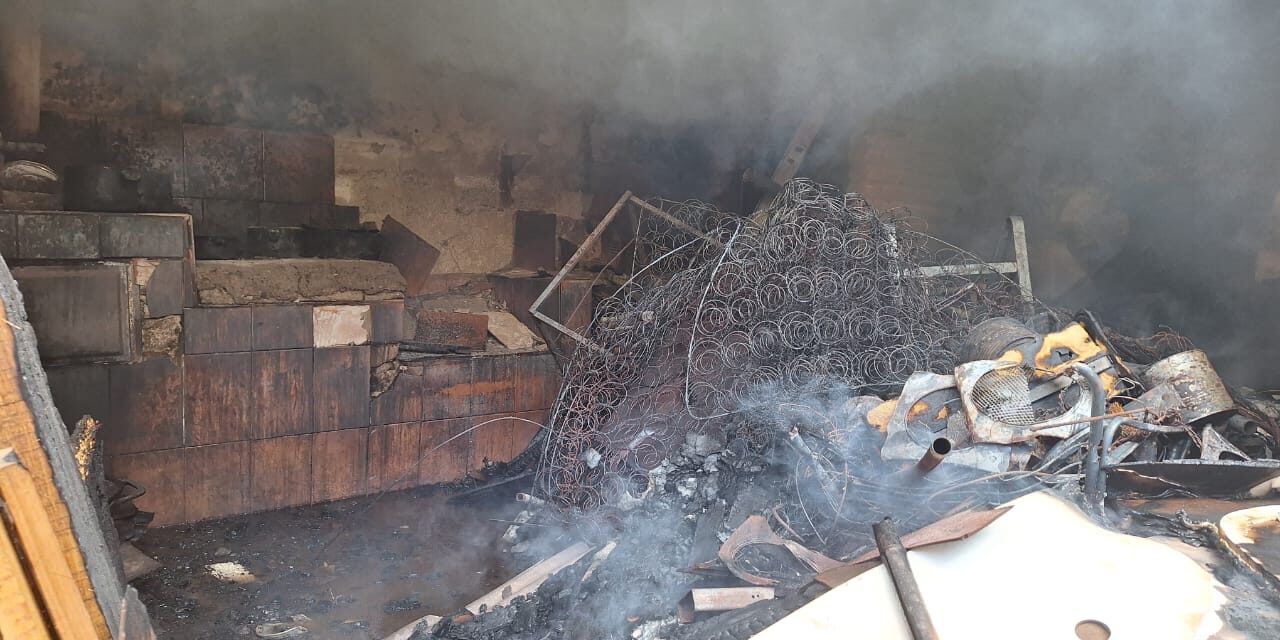 Cozinha pega fogo e mobiliza Corpo de Bombeiros, em Formiga