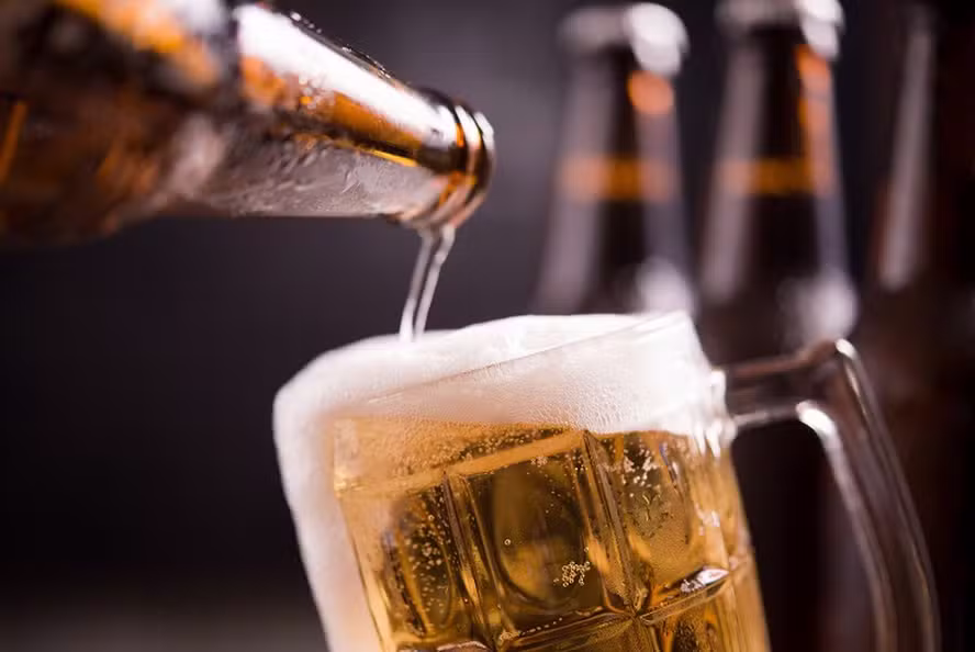 Ambev e Heineken reajustam preços e cerveja fica mais cara no Brasil