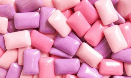 O que acontece quando você engole um chiclete? Entenda o processo no corpo