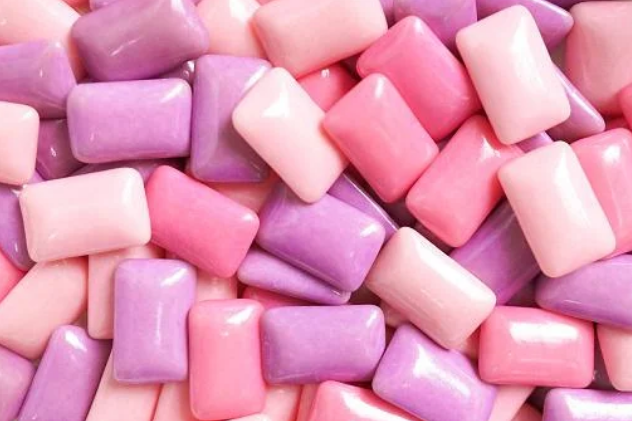 O que acontece quando você engole um chiclete? Entenda o processo no corpo