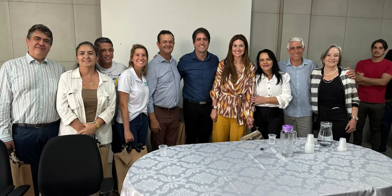 Secretário de Estado de Saúde acompanhado de outras autoridades visita Santa Casa de Formiga