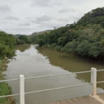 Corpo em decomposição é encontrado com bloco de concreto em rio de MG
