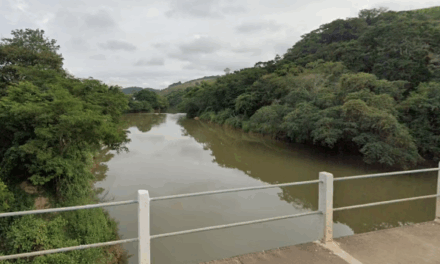 Corpo em decomposição é encontrado com bloco de concreto em rio de MG