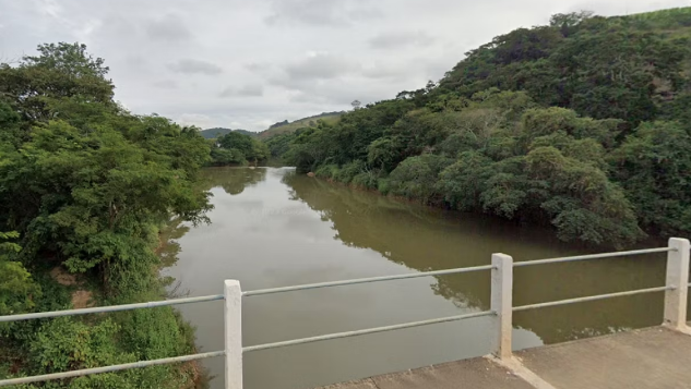 Corpo em decomposição é encontrado com bloco de concreto em rio de MG
