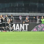 Vasco aplica goleada histórica no Santos e deixa zona de rebaixamento no Brasileirão
