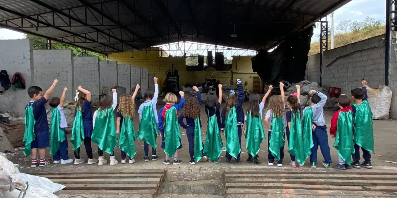 Alunos da Educação Infantil visitam Aterro Sanitário e Oficina de Reciclagem em ação de conscientização ambiental