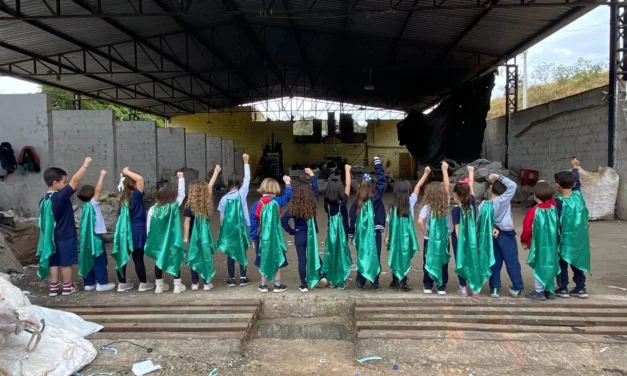 Alunos da Educação Infantil visitam Aterro Sanitário e Oficina de Reciclagem em ação de conscientização ambiental
