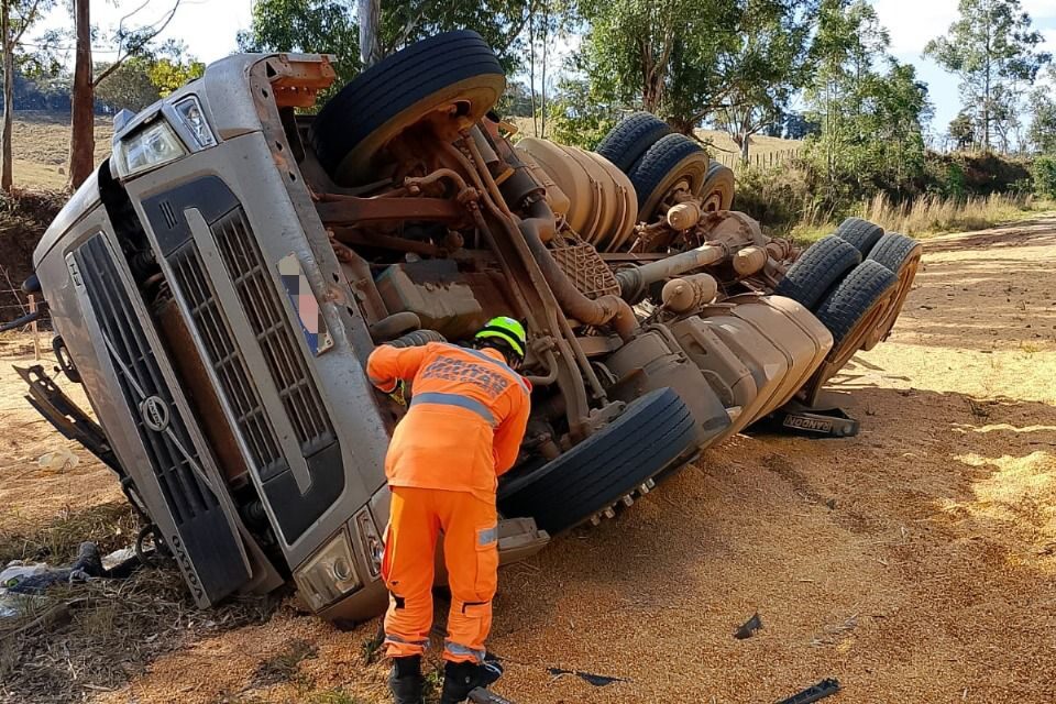 Carreta carregada com milho tomba na BR-354