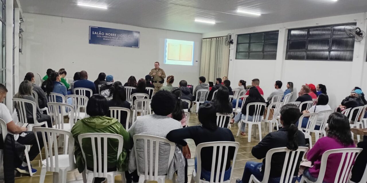 Polícia Militar realiza palestra sobre valores familiares para pais da APROMID no Lions Clube de Formiga